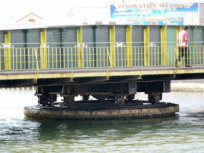 u26/elif/medium/44007285.SwingBridgeCloseup.jpg