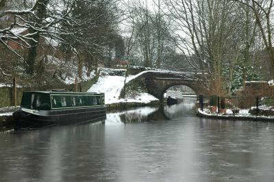 Narrowboats on the Huddersfield Canal in Uppermill 102