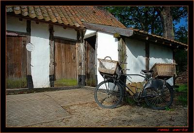 oude fiets bij bakkerij