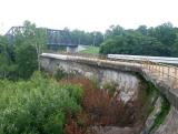 Wall to confine the canal