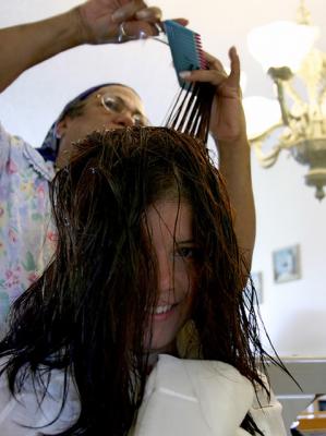Mom cuts Beatriz's hair