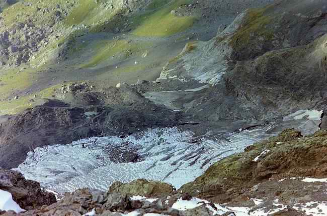Gros plan sur les restes du glacier de la Munia