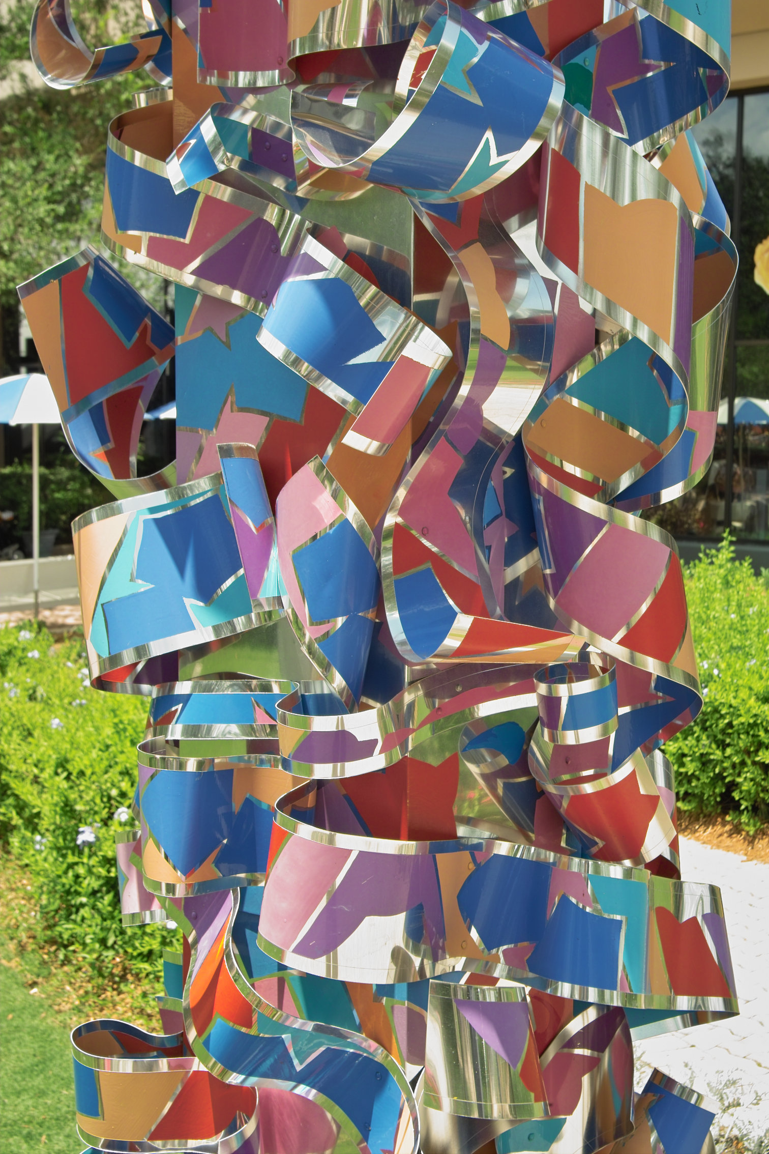 Shiny Ribbon Statue