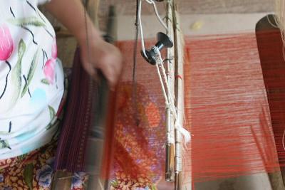 Lady Silk weaving (Close Up)