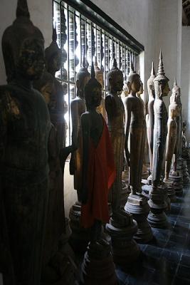 Standing Buddas in Wat Wisunalat