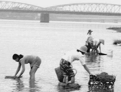 Women washing on parfum river