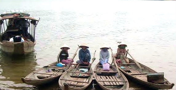 Taxis on Parfum river near ng Ba Market -Huế