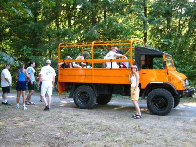 u26/liv2day/medium/19672551.grouploadingunimog.jpg