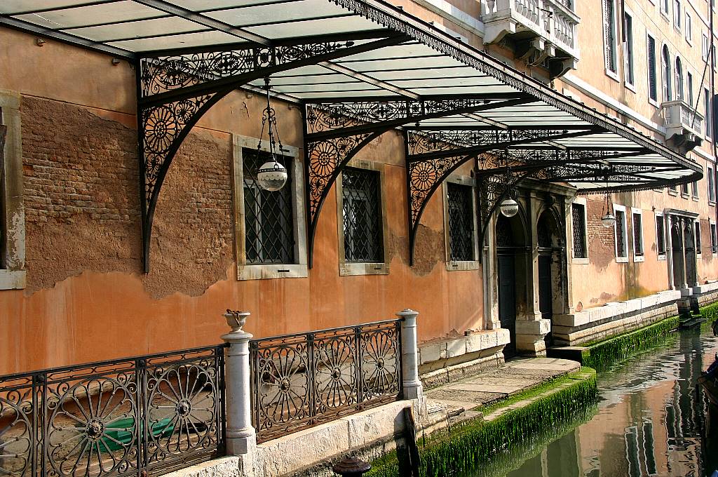 Abandoned boat platform of the Procuratie Nuove