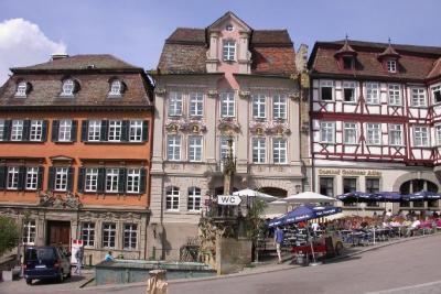 Marktplatz (Linkes Haus beherbegt die Touristen Information)