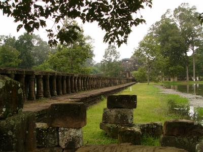 Elevated sandstone walkway