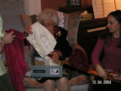 Moms BD 12-04-04 021.jpg