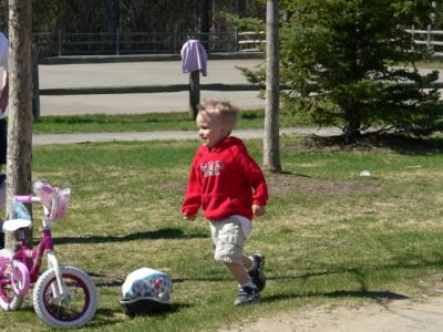 u26/onespeed/medium/43346864.Tyler_and_Kiley_at_the_Park0056.jpg