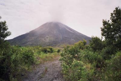volcan Arenal en erupcion