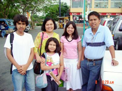 Deanna & Family, Del
