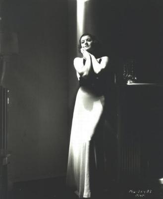 u26/photogfinn/medium/43767362.1106056338674_myrna_loy_1933_pent_hands_to.jpg