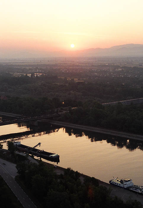 Sonnenaufgang am Rhein