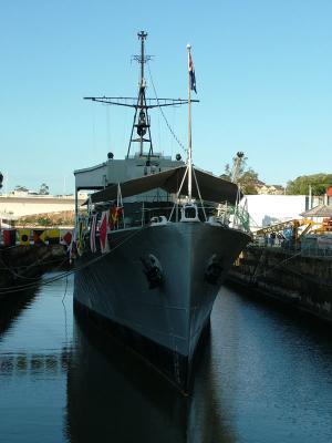 u26/robotnik123/medium/43857870.HMASDiamantinaSouthBrisbanegravedock.jpg