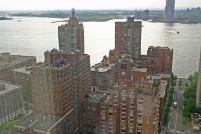 UN COUP A GAUCHE ET VUE SUR L'HUDSON RIVER .