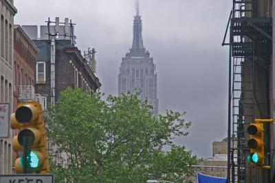 L'EMPIRE STATE BUILDING DANS LA BRUME