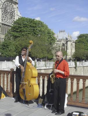 Buskers outside Notre Dame.