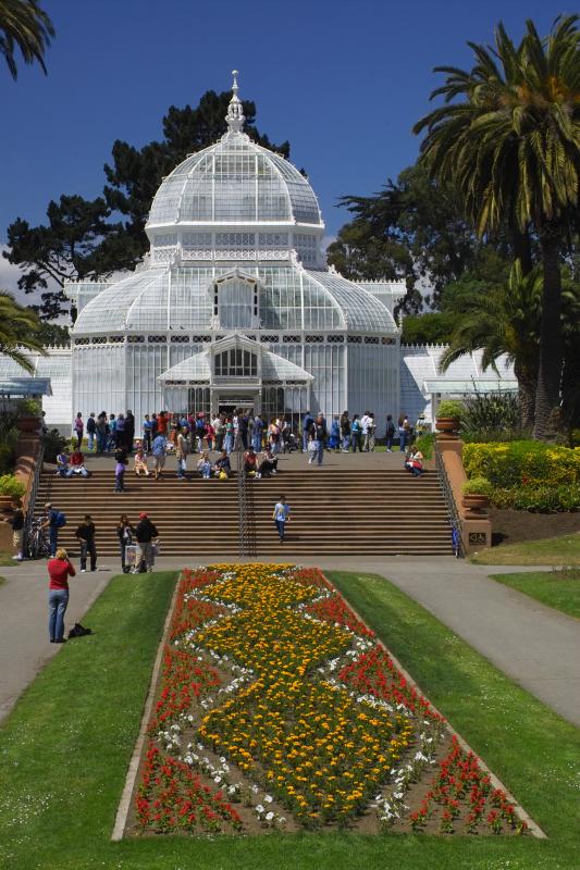 long line to see Ted, worlds largest and stinkiest flower