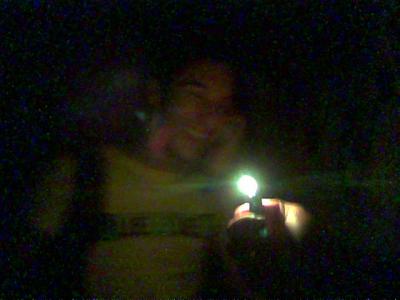 Bertin @ Fest KA - Nachtfkt - Gesicht erhellt mit Feuerzeug.jpg
