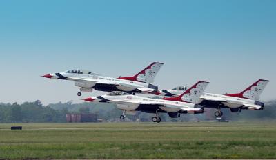 u26/thecameraguy/medium/43427296.ThunderbirdsTakeOff01.jpg