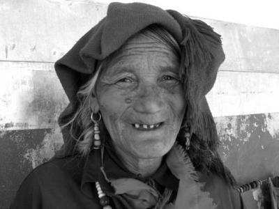 Old Tibetan woman.jpg