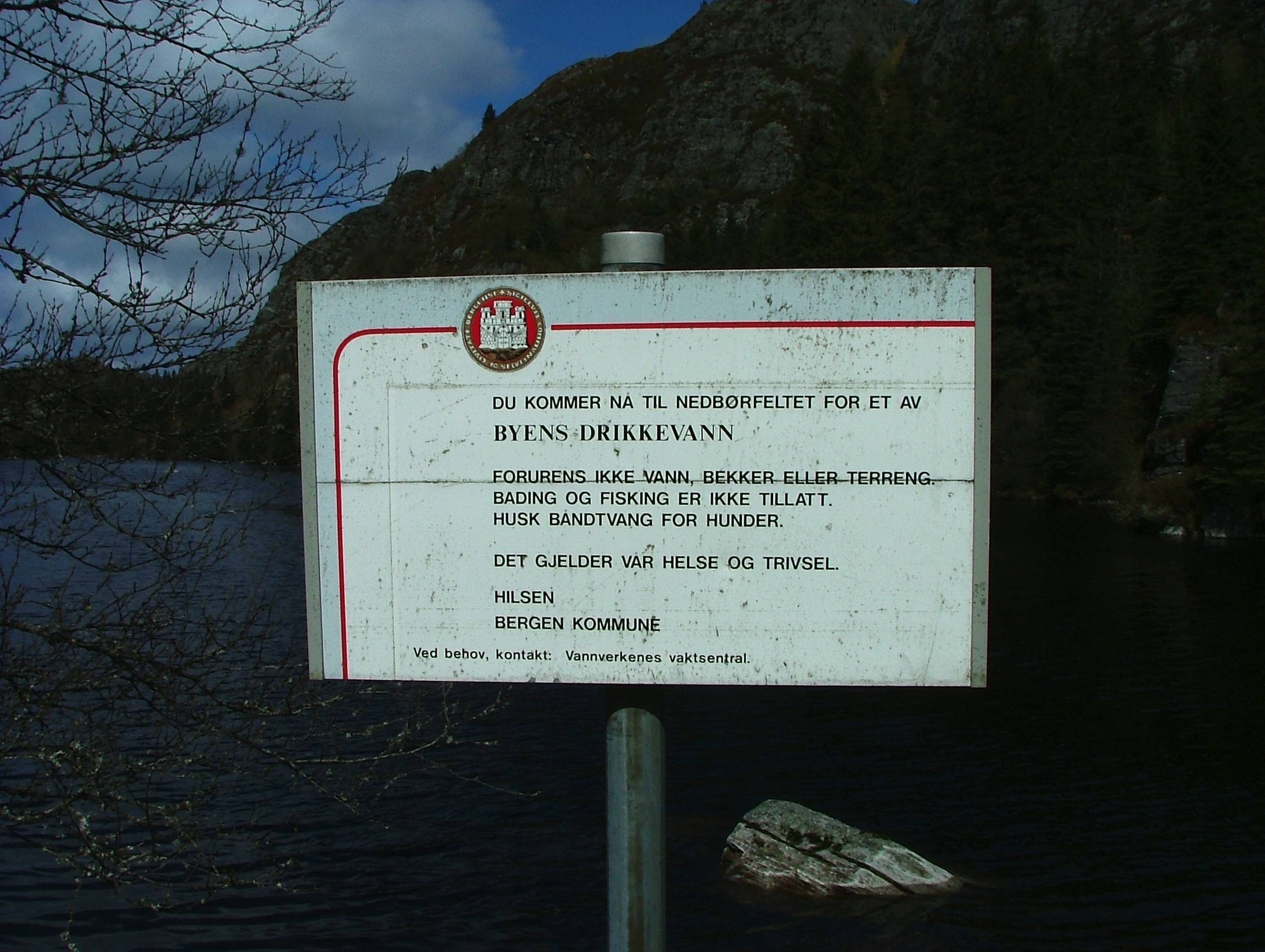 Dette hindrer ikke hunder og hester i  skite i nedslagsfeltet