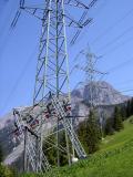 Seilbahn- und Starkstrommasten auf Aeugsten