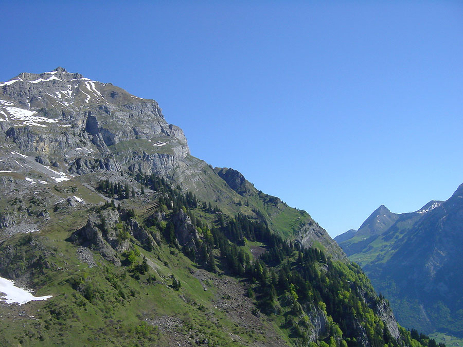 links Vordergrund: Vorderglrnisch - im Hintergrund: Fronalpstock