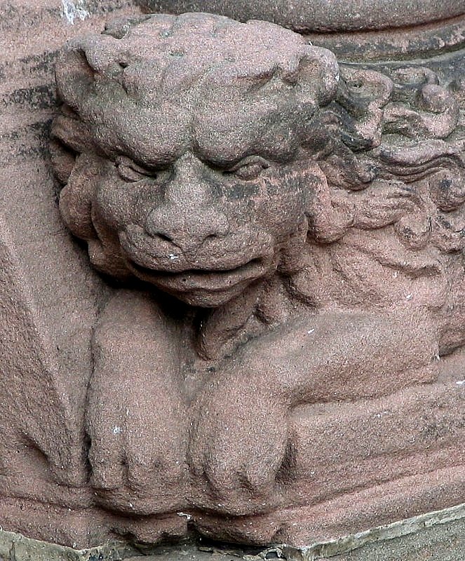 lion en bas relief