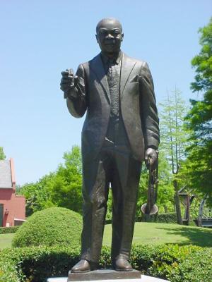 LouisArmstrongStatueCloseup.jpg