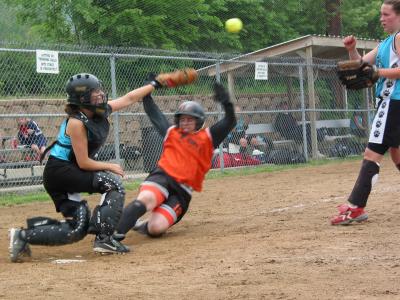 Holly beats the throw!