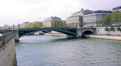 Bridges contribute greatly to the beauty of Paris