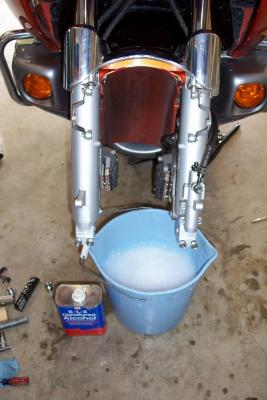 This gave me a good opotunity to clean the forks lowers and fender inside real good.
