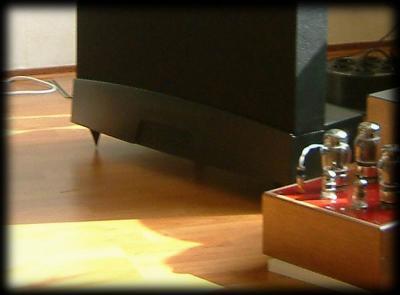 Detail of the bottom of this speaker, it hardly touches the floor