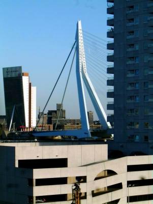 Another view of Erasmus bridge.
In front of it is the existing parking garage for the 3 appartment buildings, situated on the right.