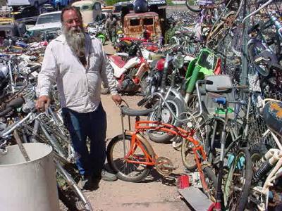 Ron demonstrating the swivel bike at all bikes in Rye Arizona
