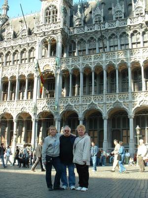 Nicki, Rolly and Sue in La Grand Place