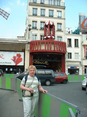 Sue in fron of Moulin Rouge