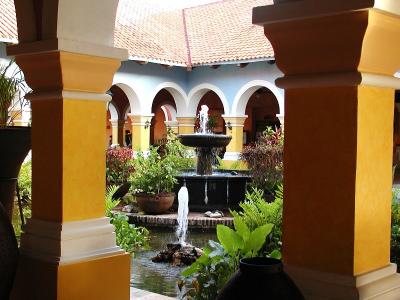 u27/pgammon/medium/15642631.ParaisoBeachLobbyFountain.jpg