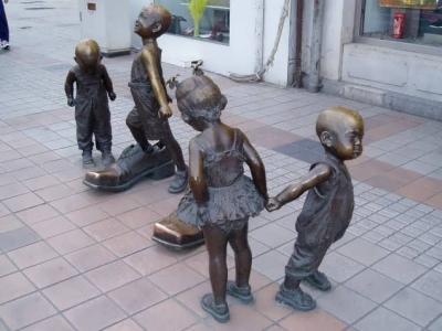 Street sculpture along Wang Fu Jing.