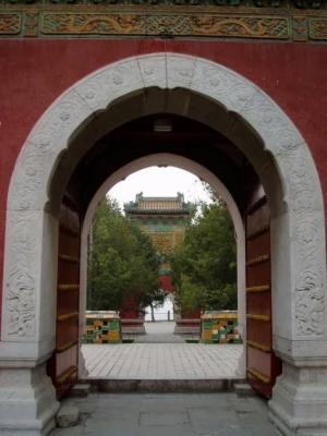 Lookig through the arch towards the lake.