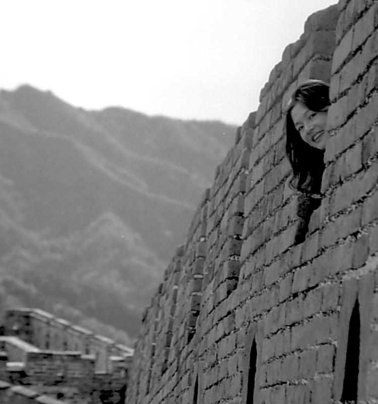 Mom sticks her head through the Great Wall