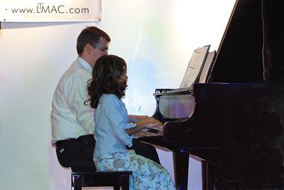 u29/davidroyimages/medium/17332882.sabinaatpiano2.jpg