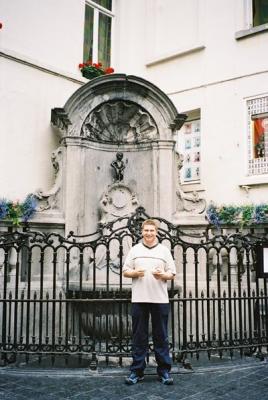 Clint with his Belgian waffle in front of Manneken Pis.
