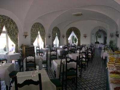 The dining room and breakfast area (including outdoor patio) of the Hotel Luna Convento.