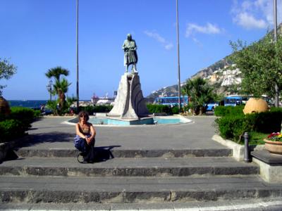 Judy near Flavio Gioia statue - legendary Amalfi sailor supposedly invented compass (15th cent. legend). Piazza named after him.